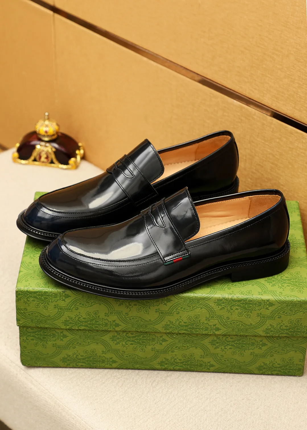 Men's shoes 💰520 💐 Product trademark: GUCCI "Gucci" casual leather shoes Regular size: 38-44 (45.46🉑️customized) Product materials: Selected imported first-layer open-edge beaded cowhide leather upper, imported water-dyed cowhide leather lining. Strong three-dimensional visual effect, original outsole Color: 4⃣️colors available